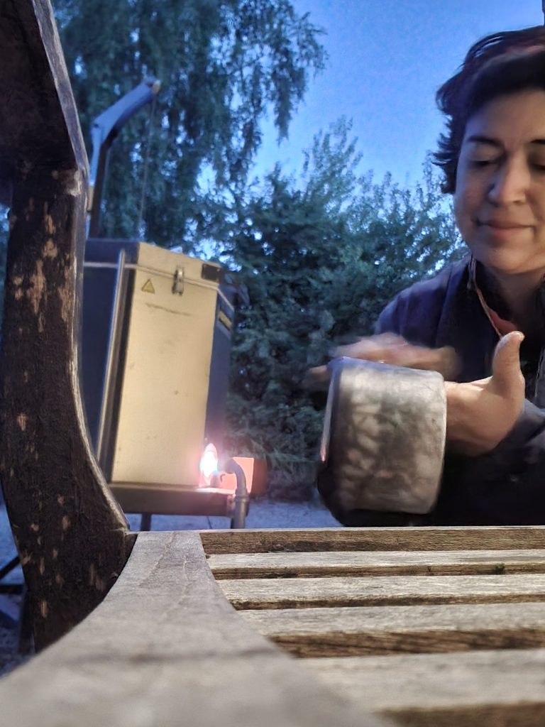 Nettoyage d'un pot " Raku nu" pendant que la cuisson suivante monte en température.
La "coque de protection " d'engobe et d'émail est retirée, lavée, afin de laisser apparaître le tesson poli parsemé de fumée