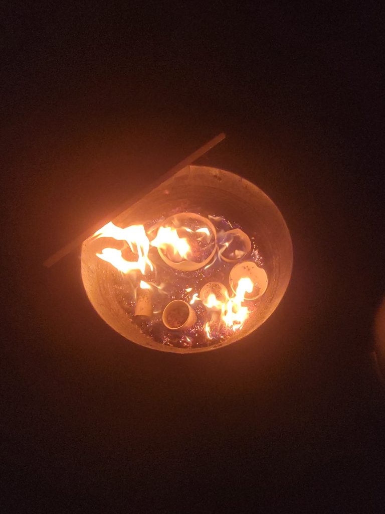 Enfumage des pièces
tout juste sorties du four
elles sont plongées dans des copeaux de bois ou matière inflammables végétales
puis couvertes afin que la fumée pénètre par les interstices laissés par l'émail qui a craquelé au contact de l'air
et vienne" s'imprimer " dans le tesson poli sous la couche d'émail et d'engobe