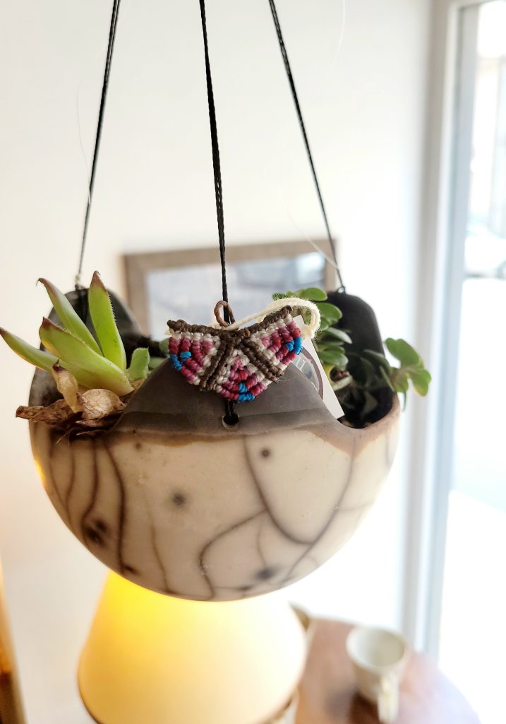 Pot suspendu ~40 cL
Fleur de macramé en option